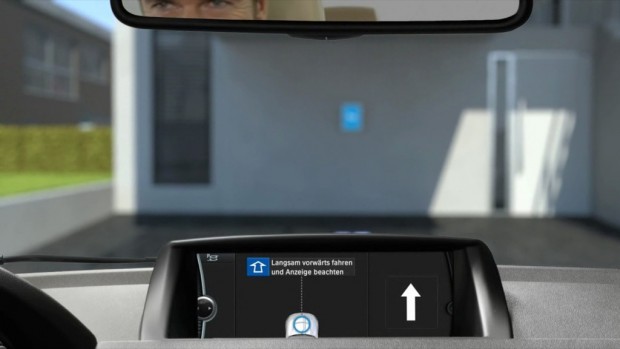 Akkuladung per Induktion (Bild: BMW)