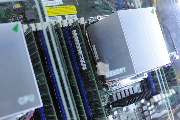 DDR4-DIMMs zwischen den großen Haswell-EP-Kühlern (Bild: Nico Ernst)