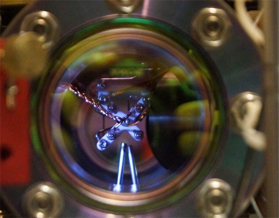 Im Inneren dieser Vakuumapparatur fangen die<br>Innsbrucker Quantenphysiker Ionen ein (Bild: Matthias Matting)