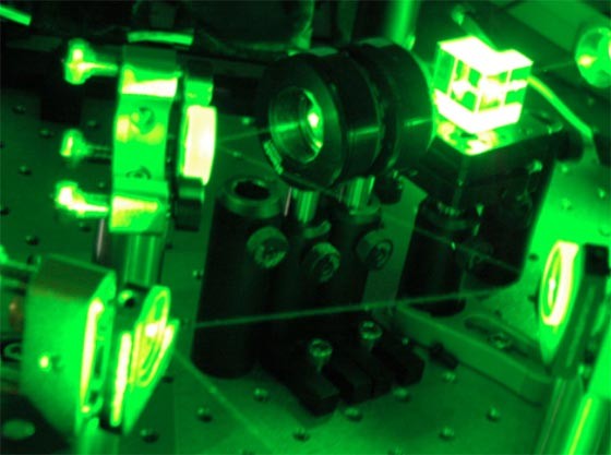 Versuchsanordnung mit grünem Laser, mit der<br>Wiener Forscher das optische Quanten-Computing verbessert haben<br>(Bild: IQOQI Wien)