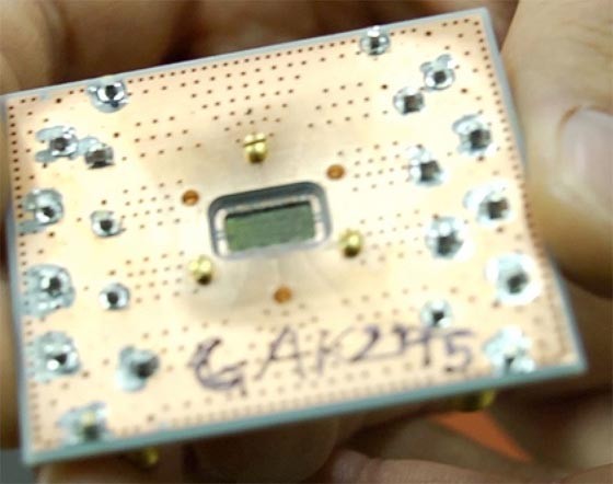 Supraleitender Chip der Firma IBM (Bild: IBM)