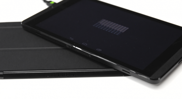 Das Cover klickt sich unten am Tablet in Aussparungen ein. (Foto: Nico Ernst)