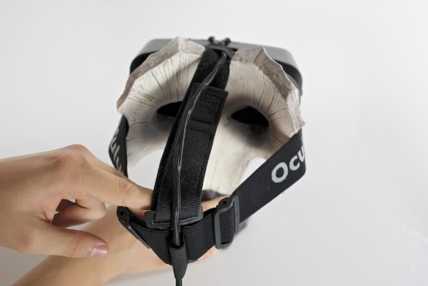 Die Kabel verlaufen nun zentral &uuml;ber den Sch&auml;del des Nutzers. (Foto: Michael Wieczorek)