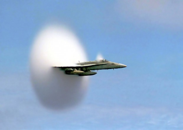 Ärgernis Überschallknall: Eine F/A-18 Hornet durchbricht die Schallmauer. (Foto: John Gay/US Navy)