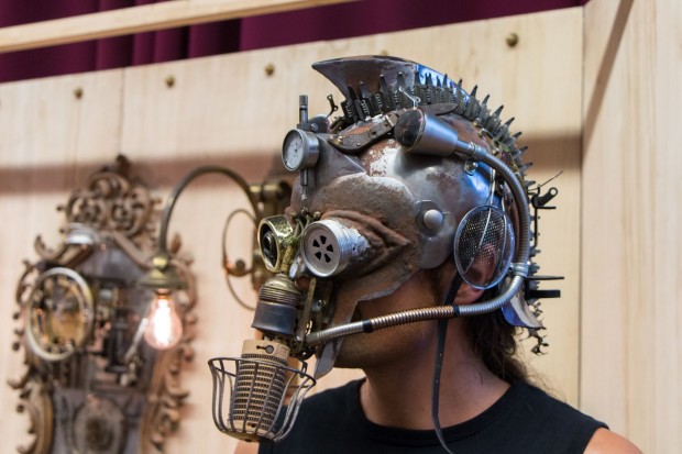 Alexander Schlesier, Steampunk und Maker, mit Fantasiehelm auf der Maker Faire 2014 in Hannover. (Foto: Werner Pluta/Golem.de)