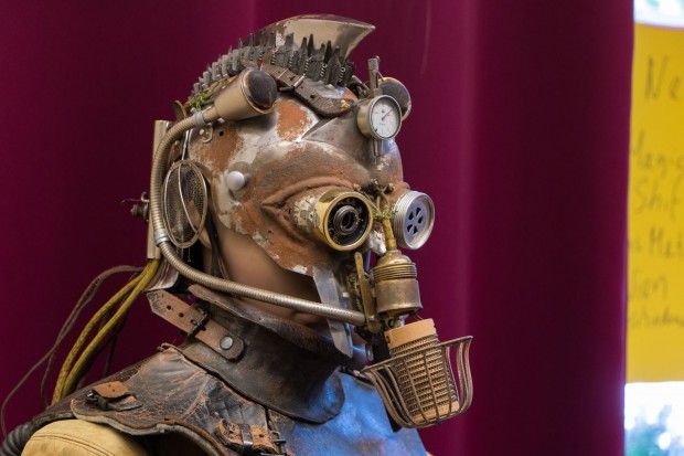 Nicht alles, was an diesem Helm montiert ist, l&auml;sst sich spontan zuordnen. (Foto: Werner Pluta/Golem.de)