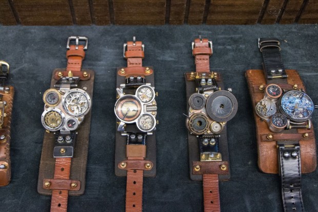 Einige Objekte,die Schlesier aus alten Teilen baut, haben eine Funktion - wie diese Uhren. (Foto: Werner Pluta/Golem.de)