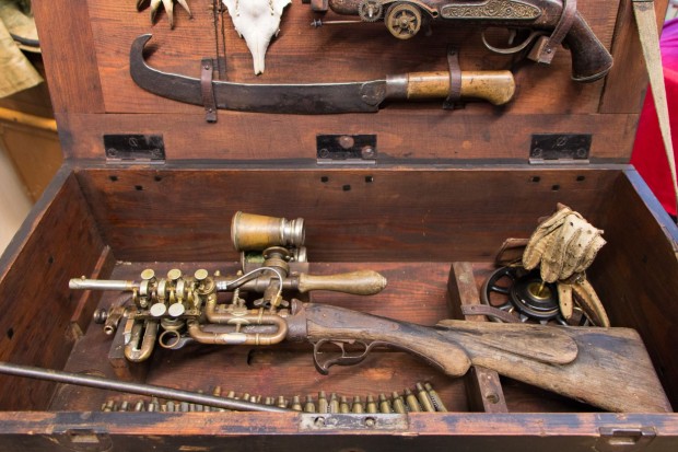 Der Zweck anderer Objekte, wie etwa dieses modifizierten Gewehrs, bleibt der Fantasie &uuml;berlassen. (Foto: Werner Pluta/Golem.de)