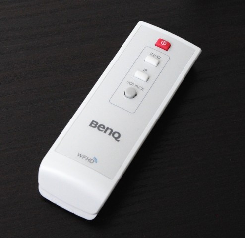 Die Fernbedienung schaltet zwischen den HDMI-Ports und IR-Frequenzen um. (Bild: Nico Ernst/Golem.de)