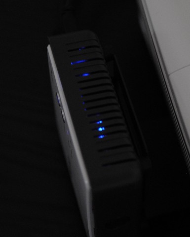 Im Dunklen strahlen die LEDs durch das Geh&auml;use. (Bild: Nico Ernst/Golem.de)