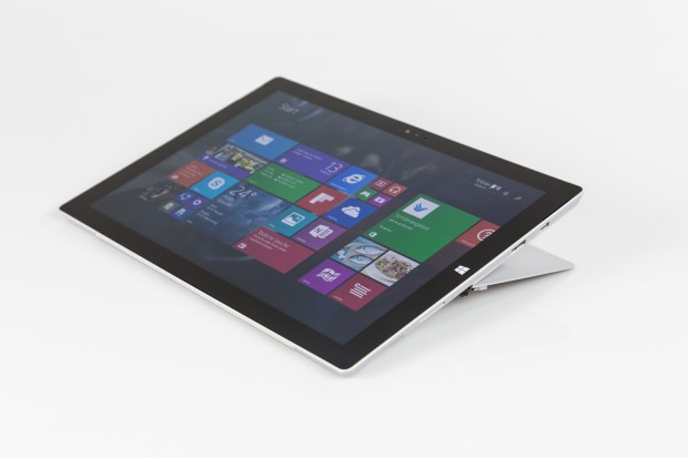 Dadurch kann das Surface Pro 3 auch in einem bequemen Winkel hingelegt werden. (Bild: Tobias K&ouml;ltzsch/Golem.de)