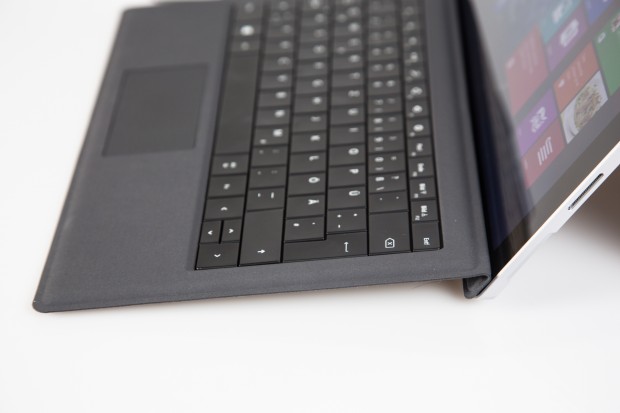 Die neue Tastatur kann mit Hilfe eines Magneten am Display hochgeklappt werden. So liegt die Tastatur leicht schräg vor dem Tablet. (Bild: Tobias Költzsch/Golem.de)