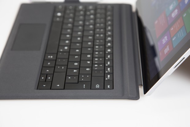 Alternativ kann das Type Cover auch wie bisher flach hingelegt werden. (Bild: Tobias K&ouml;ltzsch/Golem.de)