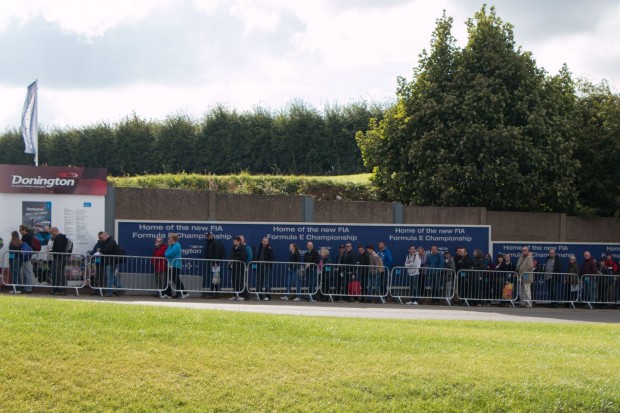 Das Interesse war gro&szlig;: &Uuml;ber 5.000 Zuschauer kamen laut Veranstalter zu der Rennstrecke. (Foto: Werner Pluta/Golem.de)