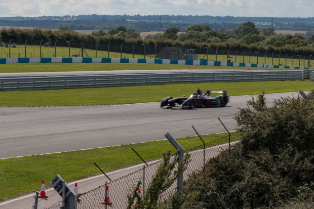 Wie etwa Nick Heidfeld, der f&uuml;r Venturi f&auml;hrt, am Eingang der Haarnadelkurve Goddards (Foto: Werner Pluta/Golem.de)