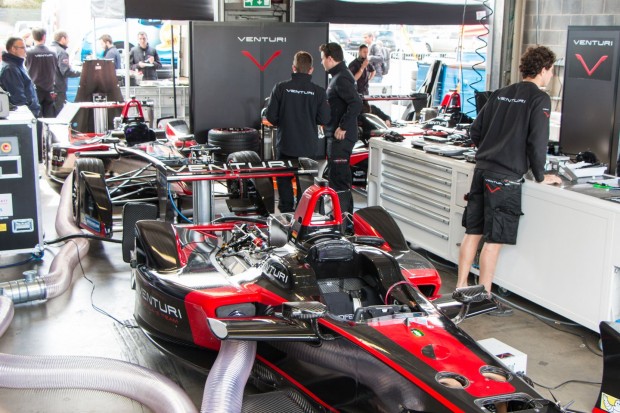 Blick in die Venturi-Box, wo an Heidfelds Autos gearbeitet wird (Foto: Werner Pluta/Golem.de)