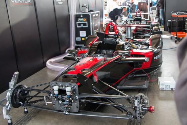 Jeder Fahrer hat zwei Autos: Etwa zur Rennh&auml;lfte, wenn der Akku des einen leer ist, steigt er in das andere um. (Foto: Werner Pluta/Golem.de)