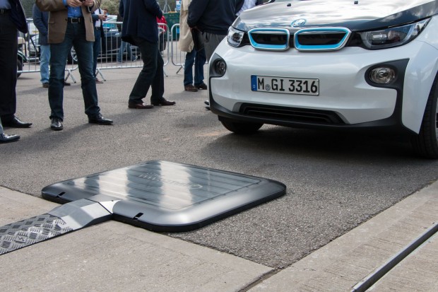 Die Fahrzeuge werden mit dem drahtlosen Ladesystem von Qualcomm geladen, damit sie jederzeit einsatzbereit sind. (Foto: Werner Pluta/Golem.de)