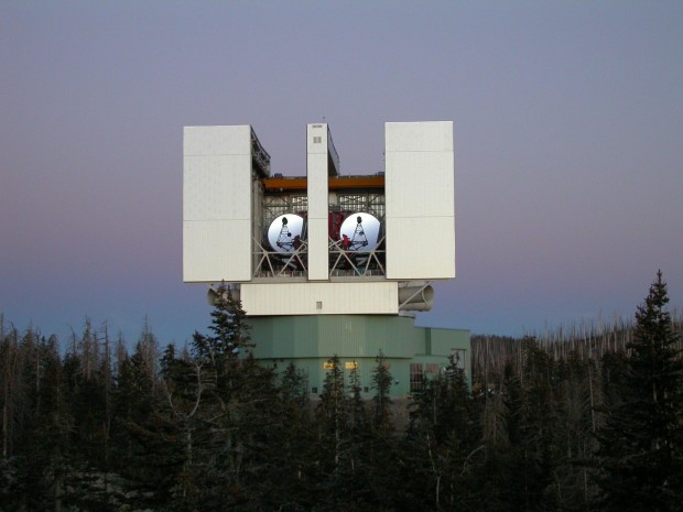 Das derzeit mächtigste Teleskop Large Binocular Telescope (LBT) sieht aus wie ein gigantisches Fernglas. (Bild: Nasa)