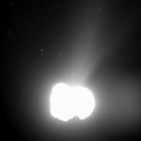 Dieses Bild, entstanden ebenfalls am 2. August 2014, wurde mit einer Belichtungszeit von 330 Sekunden aufgenommen und zeigt die Aktivit&auml;t des Himmelsk&ouml;rpers. (Foto: ESA/Rosetta/MPS for OSIRIS Team MPS/UPD/LAM/IAA/SSO/INTA/UPM/DASP/IDA)