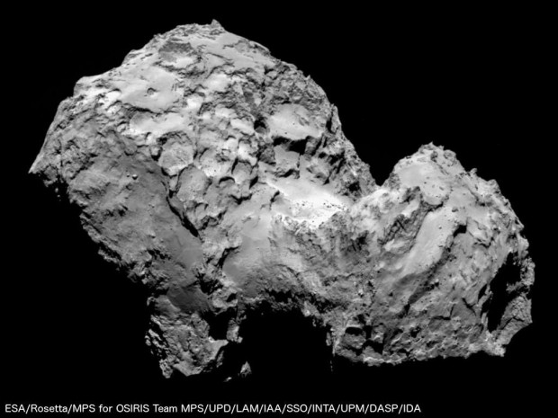 Tschurjumow-Gerasimenko am 3. August 2014 aus 285 Kilometern Entfernung. Die Aufl&ouml;sung betr&auml;gt 5,3 Meter pro Pixel.(Foto: ESA/Rosetta/MPS for OSIRIS Team MPS/UPD/LAM/IAA/SSO/INTA/UPM/DASP/IDA)