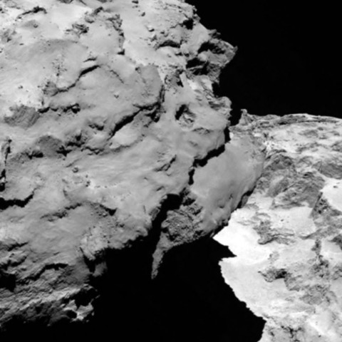 ... hat Rosetta diese beiden Bilder von dessen Oberfl&auml;che zur Erde gesendet.  (Foto: ESA/Rosetta/MPS for OSIRIS Team MPS/UPD/LAM/IAA/SSO/INTA/UPM/DASP/IDA)