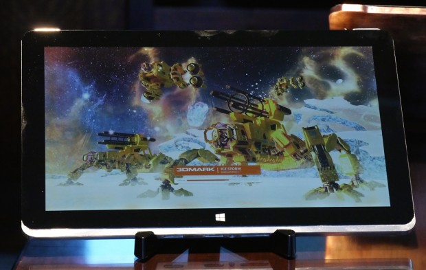 Intels Referenz-Tablet Llama Mountain mit Core M im Ice-Storm-Test (Foto: Nico Ernst)