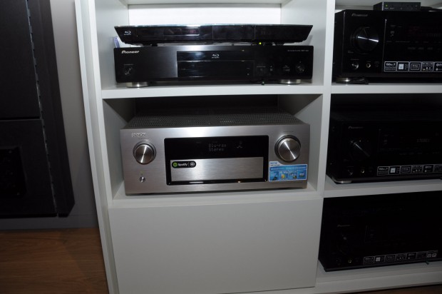 Dieser Denon-Receiver übermittelt die Signale des Dolby-Atmos-Systems an das 5.1.4-System. (Foto: Andreas Sebayang/Golem.de)