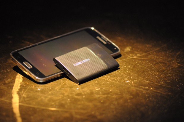 Die Portable SSD ist kleiner... (Foto: Andreas Sebayang/Golem.de)