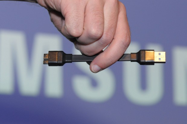 Das USB-3,0-Kabel ist recht kurz. (Foto: Andreas Sebayang/Golem.de)