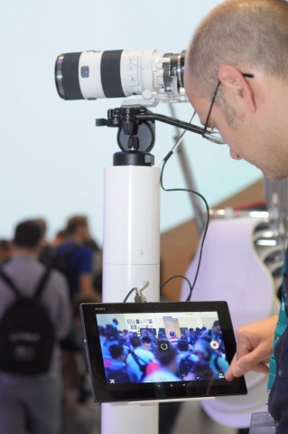 Sony zeigt das System bei übergroßen Objektiven allerdings mit einem angebundenen Tablet. (Foto: Andreas Sebayang/Goem.de)