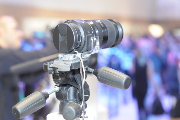 QX1 mit einem etwas größeren Objektiv (Foto: Andreas Sebayang/Goem.de)