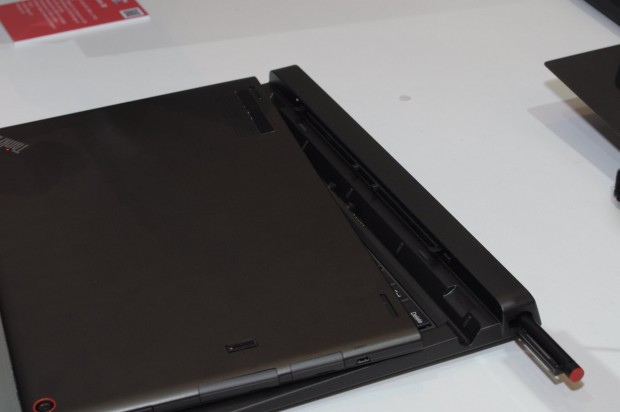 Das Tablet lässt sich abnehmen ... (Foto: Andreas Sebayang/Golem.de)