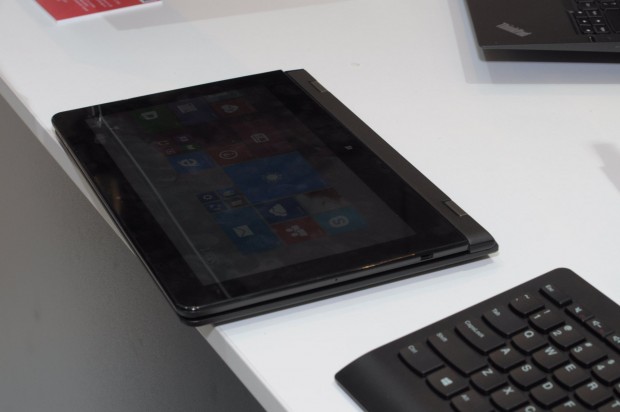 Wer will, kann das Tablet auch mit der Tastatur als Tablet verwenden. (Foto: Andreas Sebayang/Golem.de)