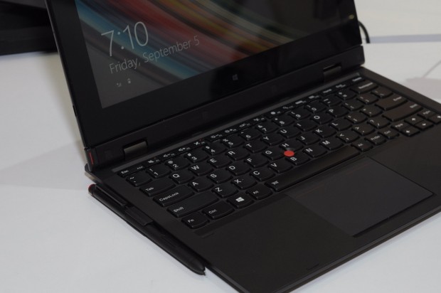 Nicht so schön, aber trotzdem stabil: Lenovos Platz für den Stift. (Foto: Andreas Sebayang/Golem.de)