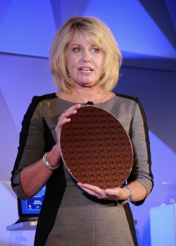 Diane Bryant mit dem Haswell-EP-Wafer. (Foto: Marc Sauter/Golem.de)