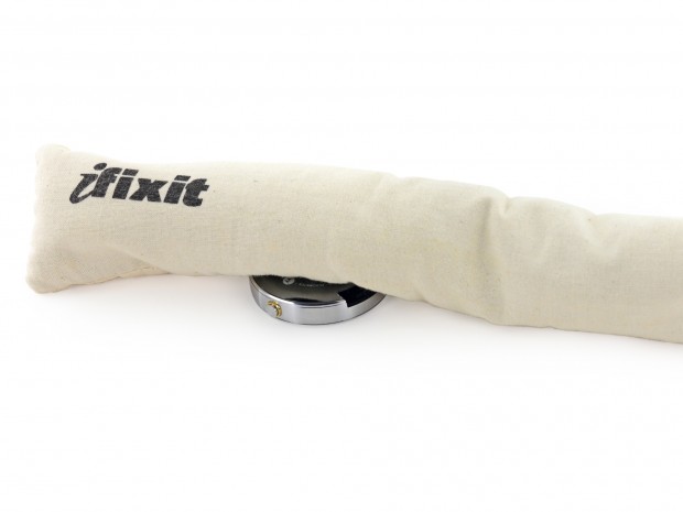 Beim Gehäuse ist das schon schwieriger: Hier müssen die Bastler von iFixit mit Hitze nachhelfen, um den Kleber aufzuweichen. (Bild: iFixit)