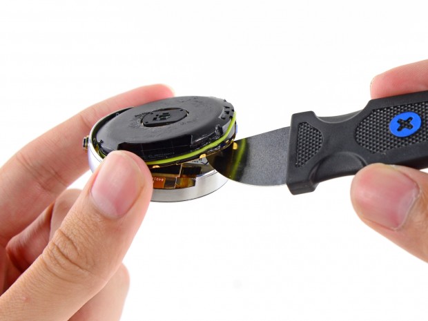 Auch für das Entfernen der Haupteinheit aus dem Gehäuse ist etwas mehr Aufwand nötig. (Bild: iFixit)