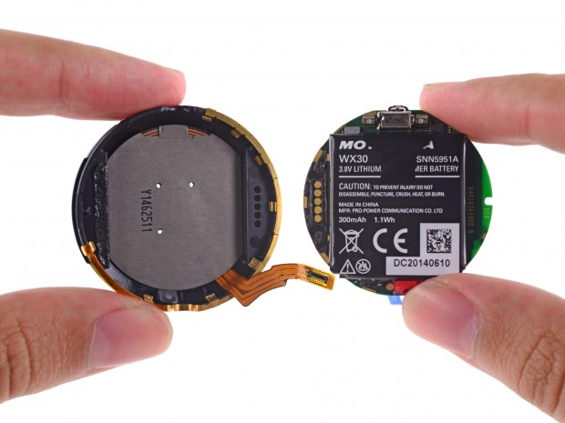 Die Platine und die Display-Einheit der Moto 360 (Bild: iFixit)