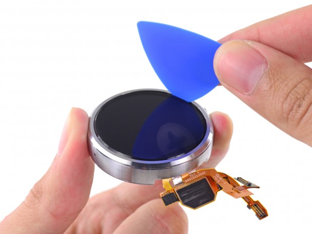 Um den um das Display angebrachten Ring zu lösen, ist weitere Arbeit nötig. (Bild: iFixit)