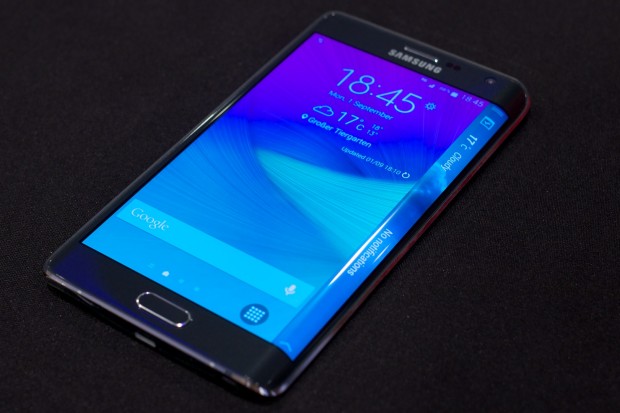 Das Rand-Display geht nahtlos in das Hauptdisplay über. (Bild: Michael Wieczorek/Golem.de)