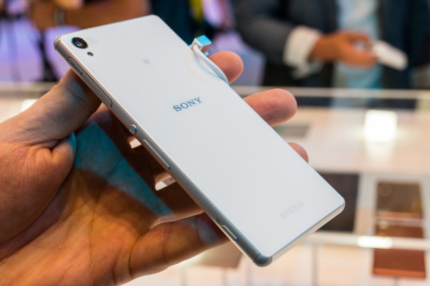 Das Smartphone hat wie der Vorg&auml;nger Xperia Z2 ein 5,2 Zoll gro&szlig;es Display und eine 20,7-Megapixel-Kamera. (Bild: Michael Wieczorek/Golem.de)