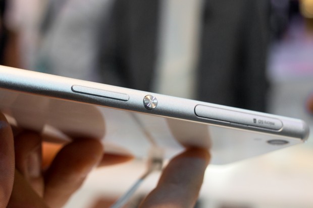 Der Rand ist jetzt runder, die einzelnen Klappen und Bedienelemente sehen etwas edler aus. (Bild: Michael Wieczorek/Golem.de)