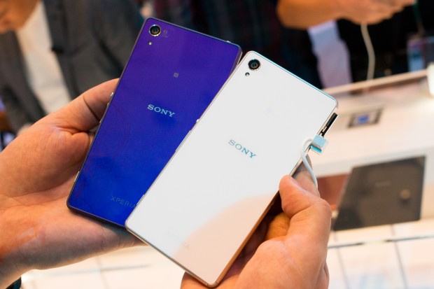 Die R&uuml;ckseite des Xperia Z3 &auml;hnelt der des Xperia Z2 stark. (Bild: Michael Wieczorek/Golem.de)