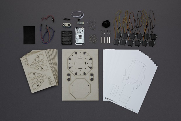 Der Basis-Bausatz mit vorgeschnittenen Papp- und Paierteilen sowie der Elektronik (Foto: Zoobotics/Carsten Dammann)