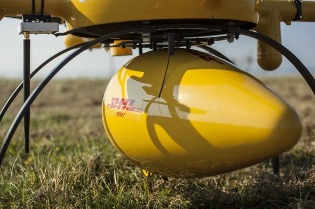 Die Arzneimittel werden in einem stromlinienförmigen Behälter transportiert. (Foto: Nikolai Wolff, Fotoetage/DHL/Microdrones)