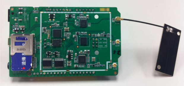 Linkit One - Entwicklerboard Rückseite ohne Abdeckung und mit SIM und GSM-Antenne<br>(Foto: Mediatek)