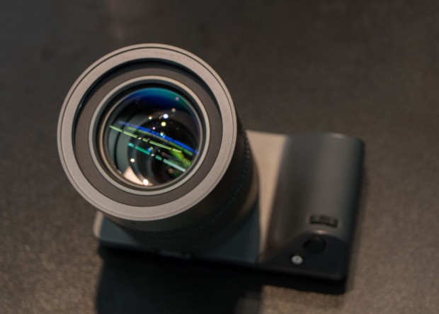 Das Objektiv hat einen Brennweitenbereich von 30 bis 250 mm und wurde eigens für die Kamera entwickelt. (Foto: Werner Pluta/Golem.de)