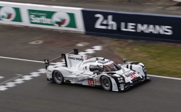 Angetrieben wird das Auto von einem 4-Zylinder-Benzinmotor mit Turbolader und zwei Elektromotoren. Porsche ist der einzige Hersteller, der einen Akku als Energiespeicher nutzt. (Foto: Porsche)