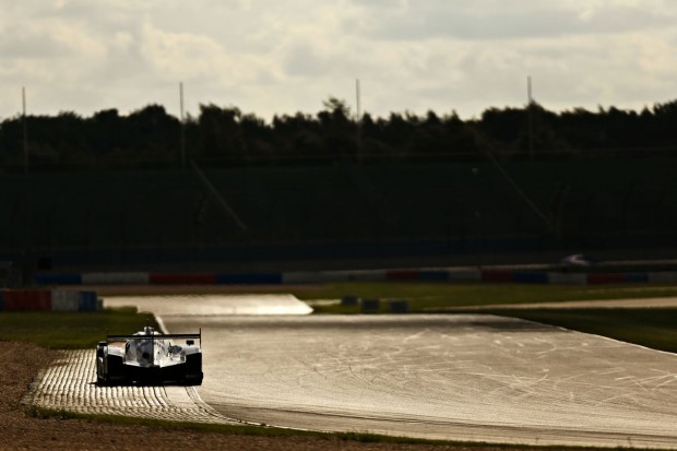 In Le Mans führte Mark Webber mit dem einen Porsche das Feld länger an. (Foto: Porsche)